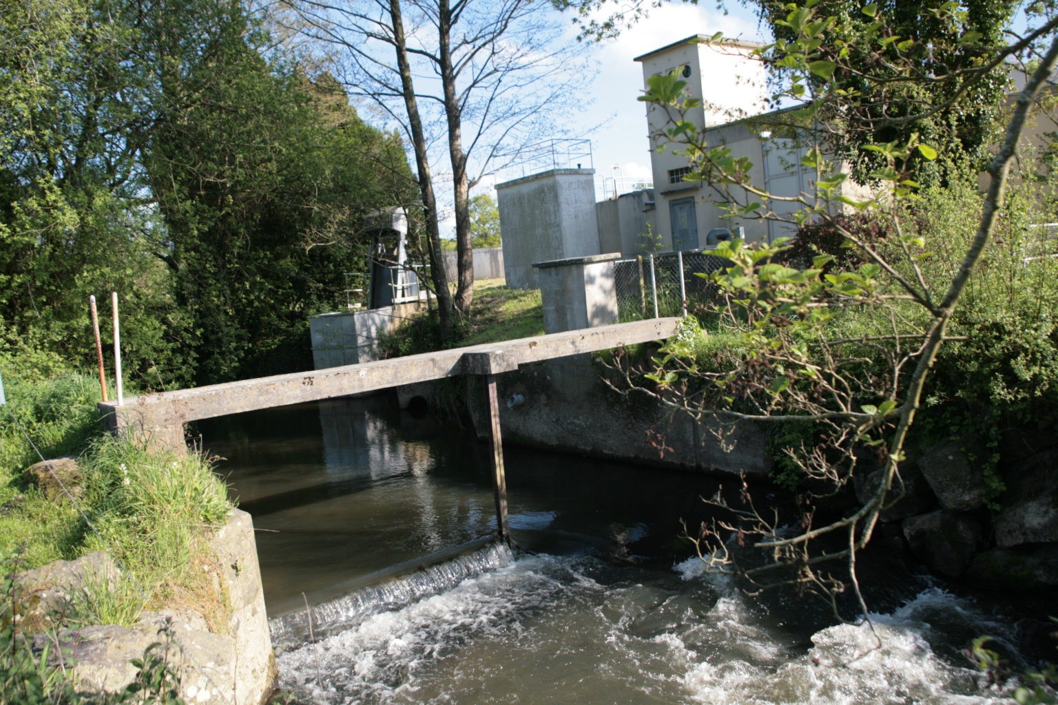 Pollution au lait de chaux sur l’Airou L'hydroscope — free download